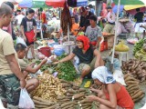 市場では野菜や魚、肉などの流通が再開していた。