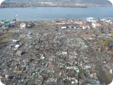 タクロバン空港に着陸する直前、台風で完全に破壊された町が窓の外に広がった。