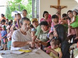 フランスの医療ボランティアチームの医師による検診を教会で受ける住民たち。