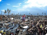 台風で一面瓦礫の山となったタクロバン空港に近い海岸沿いの地区。かつて住んでいた家の場所で自分の所持品を探していた高校３年生のライアン・ディパス君(16)が立ちすくんでいた。