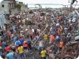 大きな被害を受けた海岸沿いの地区では、住民たちが廃材をバケツリレーしながら運び出していた。