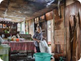 半壊した家屋で片付けに追われていたルーデス・タカネスさん(73)。台風で息子、娘、妹を失った。悲しみをこらえながら「家を修理するお金も、他に行くあてもない」と話した。