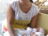 ヨランダ上陸前の10月26日に双子を出産したイスピーナ・アボルさん(30)。生まれたばかりの男児アルノルポちゃんと女児アージェリンちゃんを抱きながら自宅のテーブルの下で台風をやり過ごしたという。