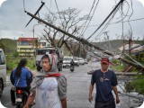 市内のあちこちで電柱が倒れ、住民は危険な状況の傍らで生活することを余儀なくされている。