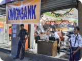 店舗が被害を受け閉店状態だったUNION BANKは、近くのレストラン内にスペースを借りて銀行業務を再開していた。