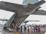 フィリピン国軍の輸送機C130でタクロバン空港からマニラへ向かう人たち。