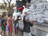 被災者支援のための米をタクロバン市庁舎に運び込む人たち。