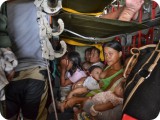タクロバンからマニラへ住民を移送するフィリピン国軍の輸送機C130の機内で、母親が子どもに授乳をしていた。