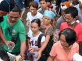タクロバン市庁舎前で、温かい食料の配給をもらおうと集まった人たち。