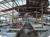 屋根が吹き飛ばされるなど大きな被害が出たタクロバン市公設市場。