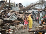 倒壊した家並みを前にしても、子どもたちは笑顔を失っていなかった。