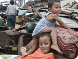 多くの家屋が倒壊した地区で遊ぶ子どもたち。