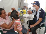 医師、看護師、薬剤師らで構成される日本の国際緊急援助隊の医療チームが、タクロバン市庁舎そばの公園で住民の検診にあたっていた。