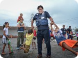 医療援助にあたる日本の国際緊急援助隊の隊員と遊ぶ子どもたち。