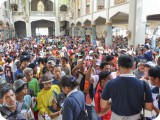 台湾の慈善団体により日当が支払われる瓦礫の撤去・清掃活動に参加しようと、教会に大勢の人が集まった。