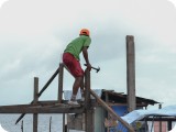 家の再建に汗を流す中、男性は台風ヨランダがやってきた方角に目をやった。