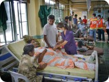 医療活動の拠点となっていたEastern Visayas Regional Medical Centerの一室では、運び込まれた患者たちの診察が続いていた。