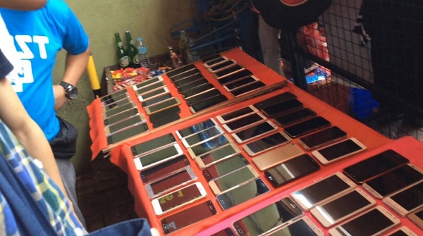 フィリピン住みます芸人「ハポンスリー（HPN3）」、スマートフォン屋さんには、たくさんの安いスマートフォンが並んでいました