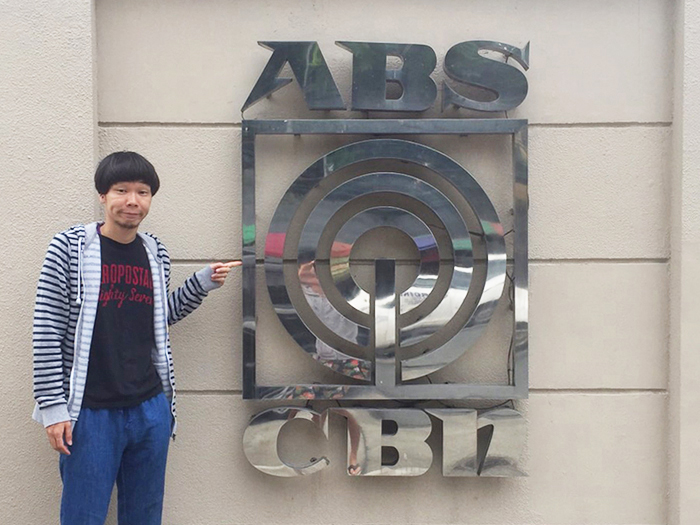 フィリピン住みます芸人「ハポンスリー（HPN3）」、僕たちはテレビ局「abs-cbn」の中でタガログ語のレッスンを受けています。