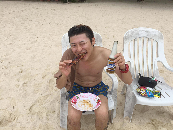 フィリピン住みます芸人「ハポンスリー（HPN3）」、サンミゲールを片手にビーチで食べるバーベキューは格別！
